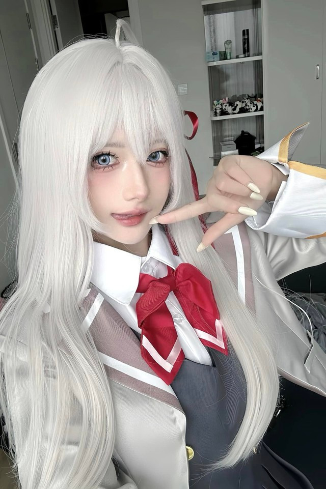 Từ năm 2013, khi đang học lớp 8, Hà Vi vô tình đi chụp ảnh tết với bạn đã bất ngờ khi nhận được nhiều sự yêu thích từ các bạn trẻ.