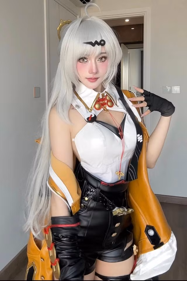 Trên trang cá nhân, mỗi bộ hình của Hà Vi thu hút vài ngàn lượt tương tác. Cô nàng là hot girl được nhiều người biết đến qua những bộ ảnh cosplay độc đáo từ sớm.