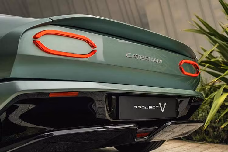 Giải pháp lắp ráp pin này giúp cân bằng trọng tâm, hạ thấp vị trí ghế lái và tạo cảm giác ngồi sát mặt đường, yếu tố quan trọng với xe thể thao. Đây cũng là cách Caterham và Yamaha bảo vệ “chất lái” truyền thống trong kỷ nguyên điện hóa.