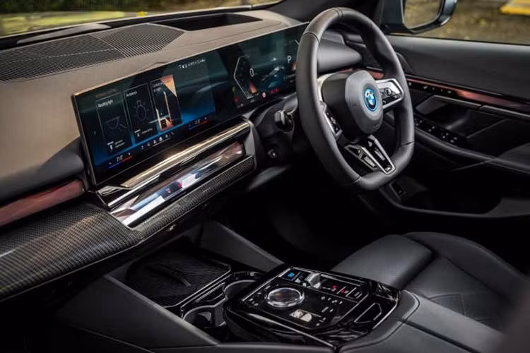 Màn hình trung tâm 14,9 inch và màn hình hiển thị kính lái HUD, dải Interaction Bar với đèn viền động, ghế thể thao chỉnh điện có nhớ vị trí và tựa lưng chỉnh điện, điều hòa tự động bốn vùng, sạc không dây, cốp điện dung tích 490 lít.