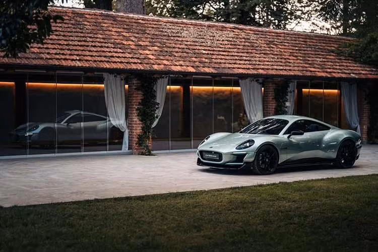 Về triết lý, Project V lấy cảm hứng từ Lotus Elan +2, nhưng vẫn giữ tinh thần cốt lõi của Caterham Seven: nhẹ, tối giản và tập trung vào người lái. Điểm khác biệt lớn nhất nằm ở cách bố trí pin. Thay vì đặt toàn bộ pin dưới sàn như phần lớn xe điện hiện nay, Caterham chọn cấu hình pin kép đặt trước và sau.