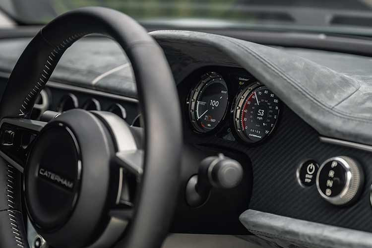 Caterham thừa nhận xe vẫn phải bổ sung các hệ thống an toàn để đáp ứng quy định, nhưng hãng tin rằng khách hàng mục tiêu sẽ ưu tiên cảm xúc cầm lái hơn là màn hình lớn hay các tính năng “trình diễn”.