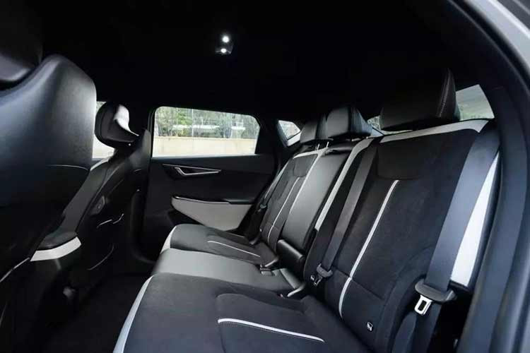 Bên trong, xe được trang bị màn hình kép 12,3 inch tiêu chuẩn, kết hợp màn hình trung tâm và cụm đồng hồ kỹ thuật số. Vô lăng cũng được thiết kế mới, lấy cảm hứng từ EV9.