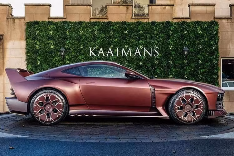 Aston Martin đã công bố mức giá khởi điểm là 2 triệu bảng Anh (2,7 triệu USD - hơn 70 tỷ đồng) ngay cả trước khi tính thêm các tùy chọn hoặc thuế. Nếu chọn thêm một vài tùy chọn, giá sẽ tăng vọt, vượt xa mốc 3 triệu bảng Anh (4 triệu USD - khoảng hơn 104 tỷ đồng).