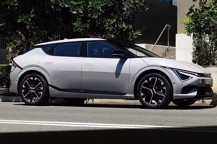 Tất cả các phiên bản, ngoại trừ phiên bản cơ bản, đều được trang bị cùng một bộ pin 84 kWh như đã đề cập ở trên, và phiên bản tiết kiệm nhiên liệu nhất có phạm vi hoạt động ước tính theo EPA là 319 dặm (513 km).