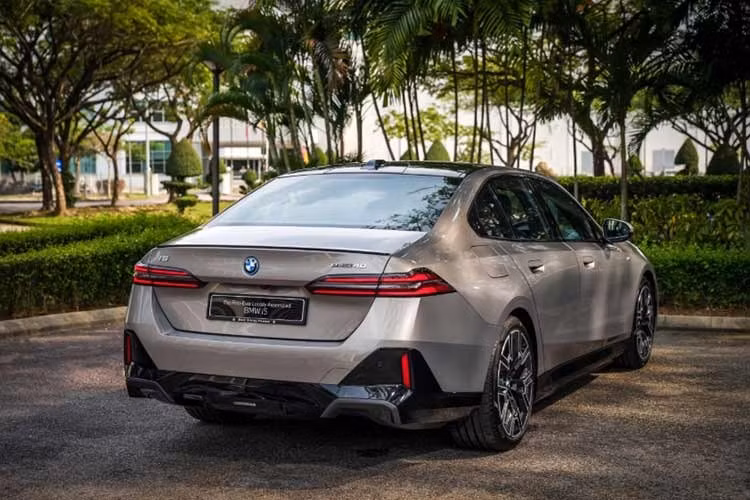 Về nhận diện, cách phân biệt nhanh nhất giữa bản CKD và CBU là lưới tản nhiệt. Trên bản CKD, chi tiết này được hoàn thiện màu đen bóng Shadowline thay cho bề mặt satin trước đây, trong khi tính năng chiếu sáng Iconic Glow vẫn được giữ lại.