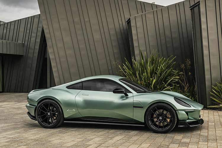 Trong nhiều năm, Yamaha chủ yếu được biết đến với vai trò cung cấp động cơ và công nghệ cho các hãng xe lớn. Project V đánh dấu lần hiếm hoi thương hiệu Nhật Bản đứng ở trung tâm một dự án xe thể thao điện mang tính biểu tượng. Caterham, đối tác phát triển, cũng xem đây là cơ hội mở cánh cửa trở lại thị trường Mỹ, nơi hãng gần như vắng bóng suốt nhiều thập kỷ.