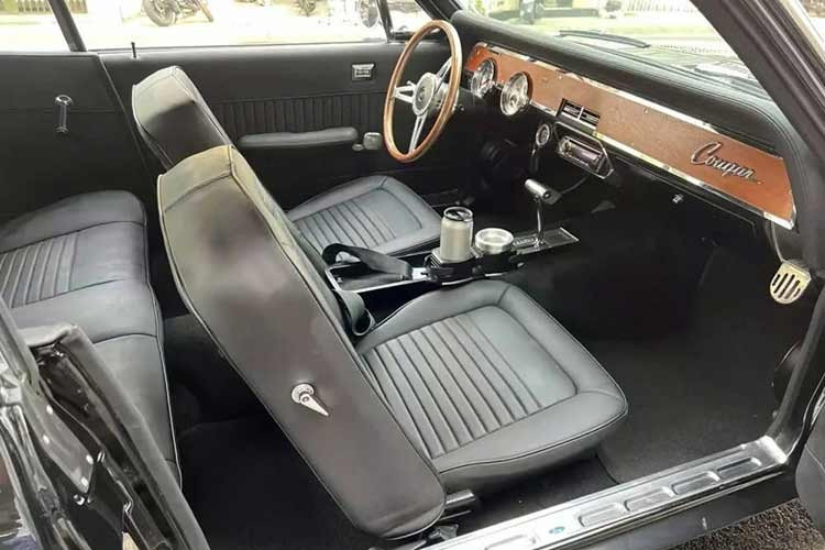 Được định danh nội bộ là T-7, thế hệ Cougar đầu tiên có chung khung gầm với phiên bản sửa đổi năm 1967 của Ford Mustang. Cougar có chiều dài cơ sở dài hơn Mustang, được kéo dài thêm 3 inch lên 111 inch. Cả hai xe đều có nền tảng từ kiến ​​trúc khung gầm liền khối nhỏ gọn dẫn động cầu sau của Ford Falcon.