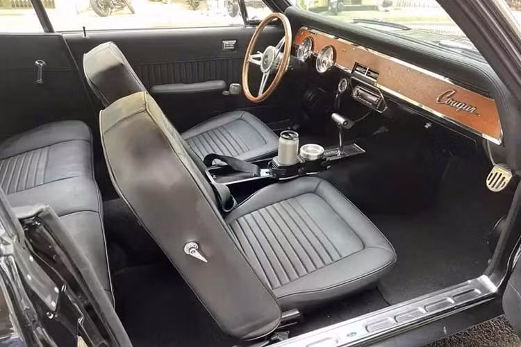 Được định danh nội bộ là T-7, thế hệ Cougar đầu tiên có chung khung gầm với phiên bản sửa đổi năm 1967 của Ford Mustang. Cougar có chiều dài cơ sở dài hơn Mustang, được kéo dài thêm 3 inch lên 111 inch. Cả hai xe đều có nền tảng từ kiến ​​trúc khung gầm liền khối nhỏ gọn dẫn động cầu sau của Ford Falcon.