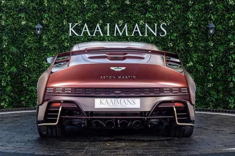 Chiếc xe được rao bán có màu sơn Crimson Red Metallic độc quyền của Q by Aston Martin và được trang bị gói Satin Red Carbon Fibre, một gói trang trí ảnh hưởng đến bộ chia gió phía trước, khe thông gió bên hông, bộ khuếch tán và lưới tản nhiệt phía trước.