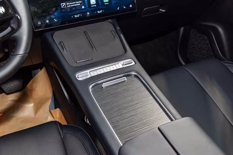 Ghế ngồi của Omoda C7 2026 tại Việt Nam được bọc da trơn kết hợp da lộn, đục lỗ thông hơi, với tính năng làm mát ghế và chỉnh điện đa hướng cho hàng trước. Riêng ghế lái có thêm nhớ vị trí.