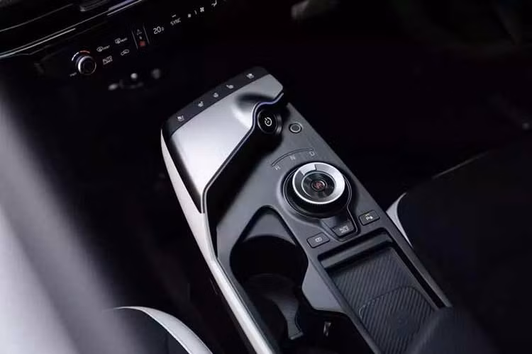 Bảng điều khiển trung tâm của Kia EV6 2026 cũng được cập nhật, và tính năng nhận diện vân tay hiên chỉ mới có trên phiên bản GT-Line và GT.