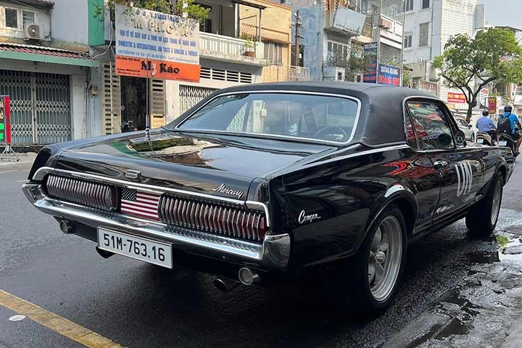 Được biết, chiếc xe Mercury Cougar 1968 của ông Đặng Lê Nguyên Vũ này bàn giao cho ông Vũ vào tháng 11 năm 2025, nhưng nay mới xuống phố cùng chủ nhân. Chiếc xe gây ấn tượng mạnh với lưới tản nhiệt độc lạ, cùng với đó là cụm đèn pha tròn nằm ngang, cản trước có thêm 2 đèn.