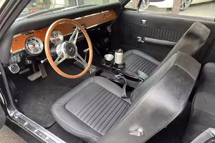 Được sản xuất trong 34 năm qua tám thế hệ (bỏ qua mẫu xe năm 1998), Cougar chỉ đứng thứ hai sau Grand Marquis (36 năm) về tuổi thọ sản xuất trong dòng xe Mercury. 2.972.784 chiếc đã được sản xuất, khiến nó trở thành mẫu xe Mercury bán chạy nhất.