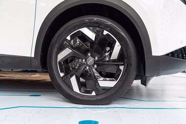 Về mặt ngoại thất, Omoda C7 nổi bật với cụm lưới tản nhiệt họa tiết kiểu tổ ong. Cụm đèn pha LED mảnh mai, sắc cạnh với họa tiết trang trí sơn dọc bên dưới phần cản. Cụm đèn hậu thiết kế với giao diện tia sét khá độc đáo. Xe có đủ cảm biến trước/sau, camera xung quanh và sử dụng vành 19 inch hai tông màu.