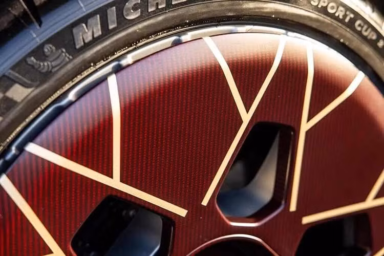 Vì vậy, việc sở hữu một mẫu xe độc ​​quyền như vậy chỉ xảy ra một lần trong đời. Thế nhưng, giờ đây nó đang được rao bán bởi một đại lý xe hơi hạng sang ở Nottingham, Vương quốc Anh, với chỉ 806 km trên đồng hồ công tơ mét. Người bán đang yêu cầu 2.595.000 bảng Anh, tương đương 3,5 triệu USD (khoảng hơn 91 tỷ đồng).