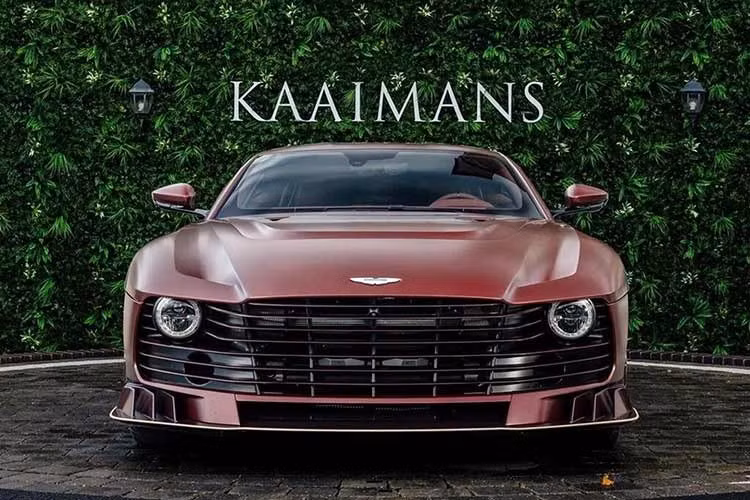 Xe được trang bị hệ thống treo Multimatic DSSV tối ưu hóa cho đường đua, trong khi hệ thống ống xả kép bằng titan màu tối lấy cảm hứng từ xe đua thể thao, độc quyền trên Valiant, giúp giải phóng toàn bộ sức mạnh đầy uy lực của động cơ V12 dưới nắp ca-pô. Để làm mát động cơ V12, Aston Martin đã phát triển các giải pháp làm mát tiên tiến lấy cảm hứng từ giải đua sức bền AMR.