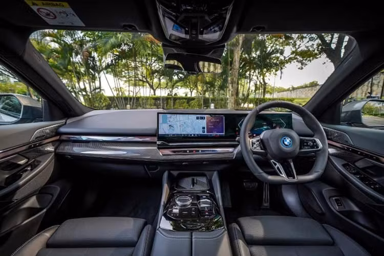 Bên trong khoang lái, BMW i5 CKD ghi nhận sự trở lại của cửa sổ trời toàn cảnh bằng kính, vốn từng bị loại bỏ trong bản nâng cấp tháng 3/2024. Xe sở hữu cụm màn hình cong BMW Curved Display với bảng đồng hồ 12,3 inch...