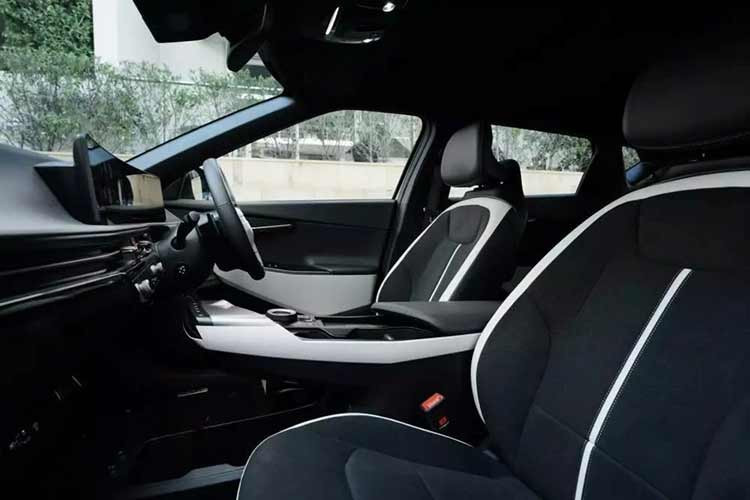 Kia EV6 2026 sở hữu đèn pha và đèn chiếu sáng ban ngày mới, một vài tinh chỉnh khác ở ngoại thất, đèn hậu 3D, và có thể đặt hàng với mâm xe có đường kính từ 19 đến 21 inch, tùy thuộc vào phiên bản.