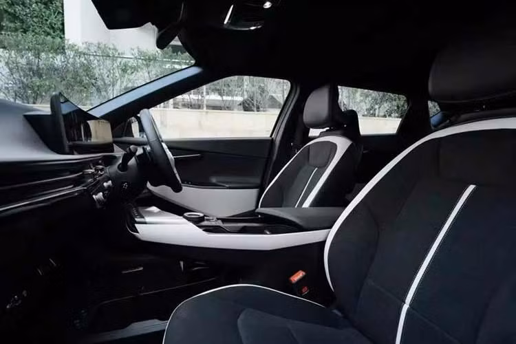 Kia EV6 2026 sở hữu đèn pha và đèn chiếu sáng ban ngày mới, một vài tinh chỉnh khác ở ngoại thất, đèn hậu 3D, và có thể đặt hàng với mâm xe có đường kính từ 19 đến 21 inch, tùy thuộc vào phiên bản.