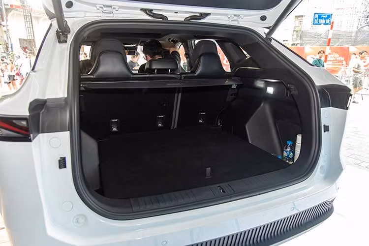 Về động cơ, Omoda C7 như đã đề cập có hai tùy chọn. Đầu tiên là loại máy xăng 1.6L tăng áp, cho ra 183 mã lực, 275 Nm mô-men xoắn đi kèm hộp số ly hợp kép 7 cấp. Tiếp đến là bản hybrid SHS dùng động cơ xăng 1.5L tăng áp cho ra 141 mã lực/215 Nm và một mô-tơ điện sản sinh 204 mã lực/310 Nm mô-men xoắn, đi kèm hộp số hybrid truyền động trực tiếp một cấp (1DHT).