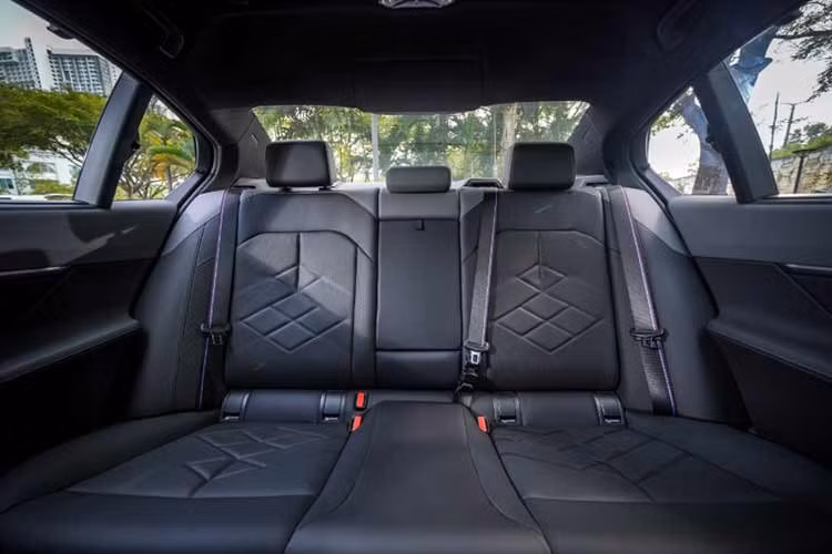 Về trang bị an toàn, BMW i5 eDrive40 CKD sở hữu hệ thống treo thích ứng Adaptive Suspension Professional, đánh lái bánh sau, sáu túi khí, TPMS hiển thị qua ứng dụng và gói ADAS đầy đủ, bao gồm phanh khẩn cấp tự động, ga tự động thích ứng có chức năng dừng - chạy và các tính năng hỗ trợ giữ làn.