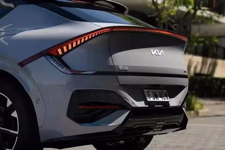 Đây chắc chắn là tin tốt cho những ai đã muốn mua mẫu xe Kia EV6 này từ lâu và hiện đang quan tâm đến việc lựa chọn một trong bốn phiên bản có sẵn cho năm 2026. Kia EV6 2026 cũng được hưởng lợi từ các bản cập nhật OTA trên tất cả các phiên bản và phiên bản Air RWD được cho là có thể đi được tới 582 km theo chu trình WLTP.