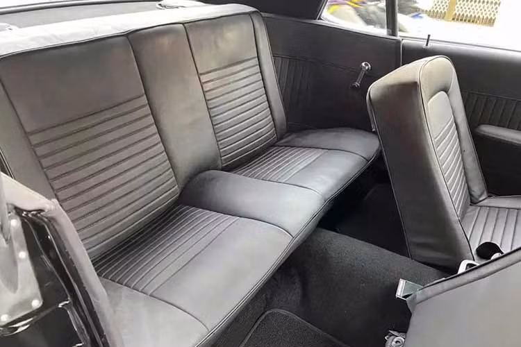 Dòng động cơ của Cougar thế hệ đầu tiên chỉ toàn là động cơ V8. Động cơ V8 4,7 lít có sẵn với hai phiên bản: bộ chế hòa khí hai họng 200 mã lực hoặc bộ chế hòa khí bốn họng 225 mã lực; động cơ V8 "Marauder" 390 cu in (6,4 L) được cung cấp như một tùy chọn, sản sinh 320 mã lực.