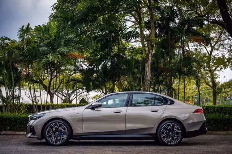 Theo đó, giá xe BMW i5 eDrive40 M Sport Pro bản lắp ráp tại Malaysia được bán ra từ 368.800 RM (khoảng 2,1 tỷ đồng). Nhờ tận dụng các chính sách ưu đãi thuế dành cho xe điện nội địa đến hết năm 2027, BMW i5 CKD trở thành lựa chọn hấp dẫn hơn bao giờ hết trong phân khúc.