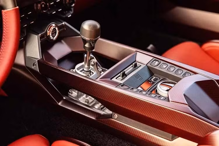 heo các nguồn tin, Aston Martin Valiant là một dự án độc nhất vô nhị dành cho tay đua F1 của Aston Martin, Fernando Alonso. Anh muốn một chiếc xe giúp anh chuyển hóa khả năng của một chiếc xe đua sang đường phố. Tuy nhiên, nhà sản xuất ô tô Anh quốc đã nhìn thấy tiềm năng ở chiếc xe này và quyết định sản xuất một phiên bản giới hạn tuyệt đẹp chỉ 38 chiếc.