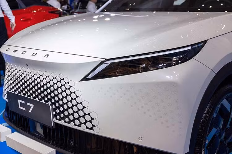 Về thông số kỹ thuật, Omoda C7 có kích thước dài x rộng x cao lần lượt là 4.660 x 1.875 x 1.670 (mm), chiều dài cơ sở 2.720 mm, tương đương với các mẫu xe trong phân khúc SUV cỡ C hiện nay. Thiết kế xe tuân theo ngôn ngữ "Art in Motion" của hãng.