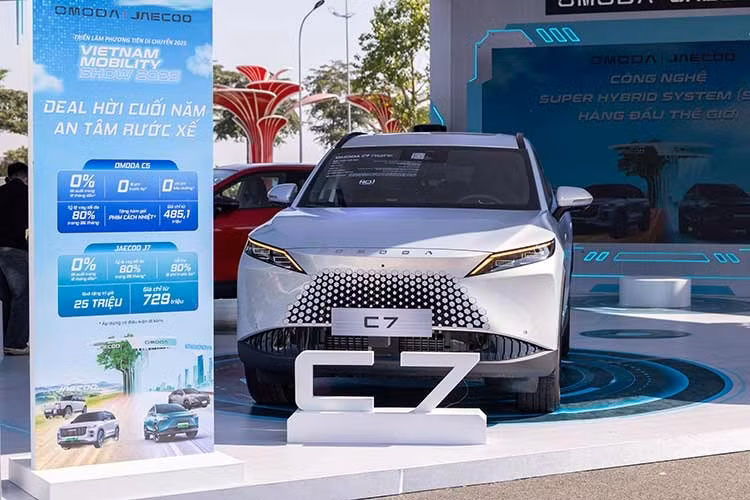 Theo thông tin từ nhà phân phối, những khách hàng tham gia đợt đặt cọc Omoda C7 2026 này sẽ nhận được gói ưu đãi bảo hiểm vật chất và bảo dưỡng với giá trị quy đổi khoảng 15 triệu đồng cho bản xăng và 18 triệu đồng cho bản PHEV.