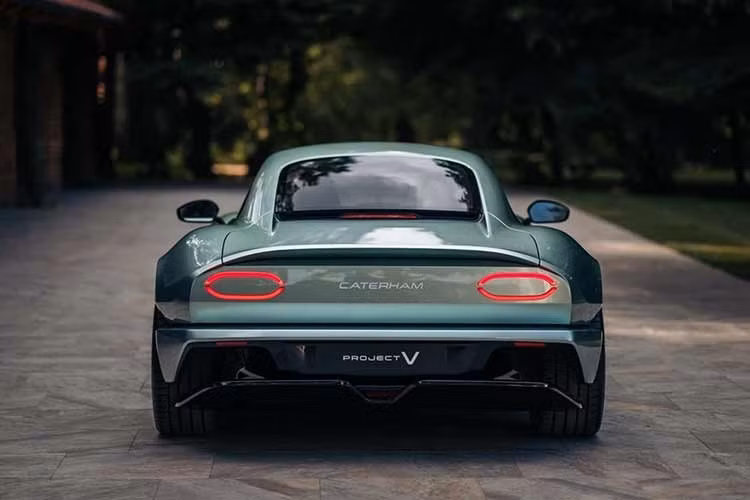 Project V dự kiến có giá khoảng 135.000 USD, tương đương Porsche 911 bản tiêu chuẩn. Với mức giá này, Caterham và Yamaha tự đặt mình vào một cuộc chơi đầy thách thức, nhưng cũng thể hiện rõ tham vọng tạo ra một mẫu coupe điện mang cá tính riêng, không chạy theo số đông.