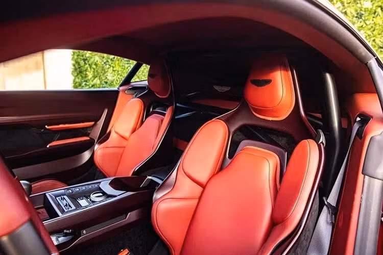 Xe có mức giá cũng "trên trời" không kém, phản ánh sự quý hiếm và trang bị của nó. Mọi thứ về chiếc Valiant đều toát lên vẻ "cực đoan". Mẫu xe này được trang bị động cơ V12 5.2 lít mạnh mẽ do Aston Martin tự chế tạo, sản sinh công suất 735 mã lực, cao hơn 30 mã lực so với Valour, và mô-men xoắn 555 pound-feet (753 Nm).