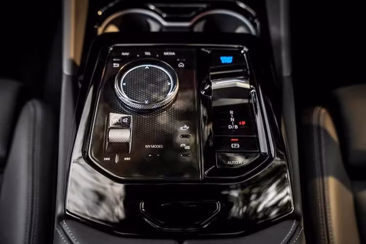 Xe vận hành trên nền tảng BMW OS 8.5 với QuickSelect, tích hợp dẫn đường tối ưu cho xe điện, ConnectedDrive, trợ lý ảo thông minh và Digital Key Plus sử dụng công nghệ UWB. “Trái tim” của xe vẫn là mô-tơ điện đặt ở cầu sau sản sinh công suất tối đa 340 mã lực, cho phép tăng tốc từ 0-100 km/h trong chỉ 6 giây.