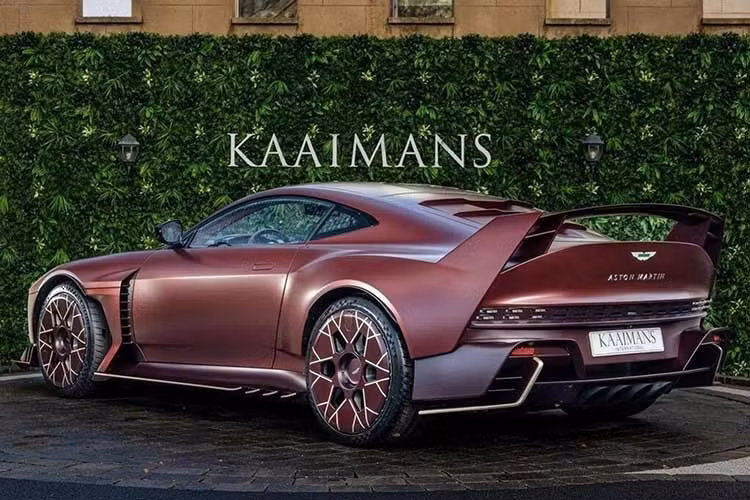 Được thiết kế, phát triển và chế tạo như một phần của chương trình cá nhân hóa, với sự đóng góp từ tay đua F1 Fernando Alonso, Valiant là sản phẩm của bộ phận chế tạo xe theo yêu cầu nội bộ của Aston Marti, mang đến những yếu tố đặc biệt giúp tăng cường sức mạnh, kiểu dáng mạnh mẽ và lực ép xuống mặt đường bằng những chi tiết mà ngay cả những phiên bản tiêu chuẩn cũng không thể có được.