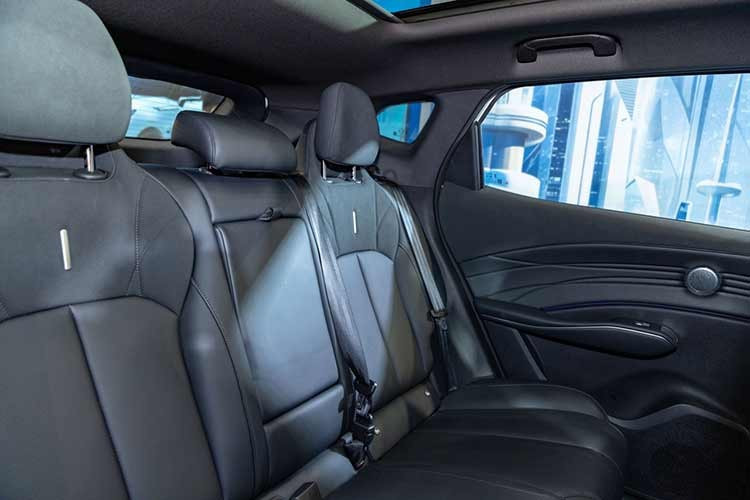 Vô lăng 2 chấu bọc da tích hợp các phím chức năng. Màn hình 8,88 inch với tỉ lệ ngang đặt sau tay lái đóng vai trò là đồng hồ tốc độ. Xe không có HUD. Một số trang bị khác gồm đèn LED viền tùy chỉnh 256 màu, kính cách âm 2 lớp hàng trước, lọc không khí,...