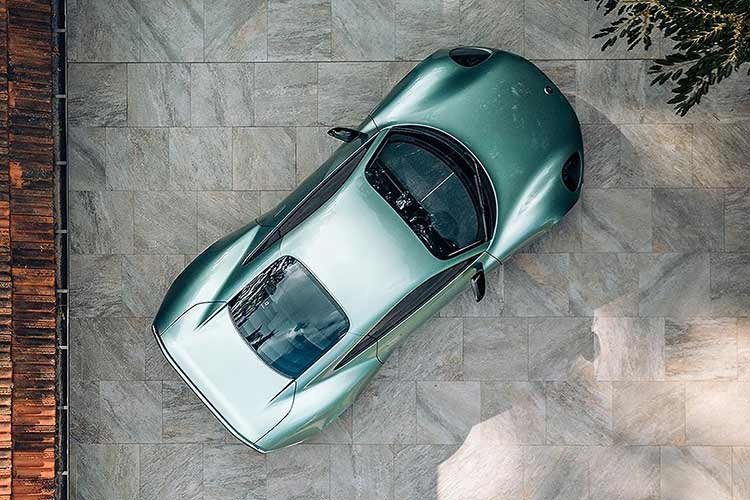 Trái tim của xe là mô-tơ điện Yamaha e-axle công suất 200 kW, dẫn động cầu sau. Tổng công suất đạt 268 mã lực, trong khi trọng lượng xe chỉ 1.225 kg. Nhờ đó, Project V tăng tốc 0-96 km/h trong 4,5 giây, tốc độ tối đa 230 km/h. Caterham cố tình giữ cấu hình một mô-tơ RWD để bảo toàn cảm giác lái thuần chất thay vì phô trương công nghệ.