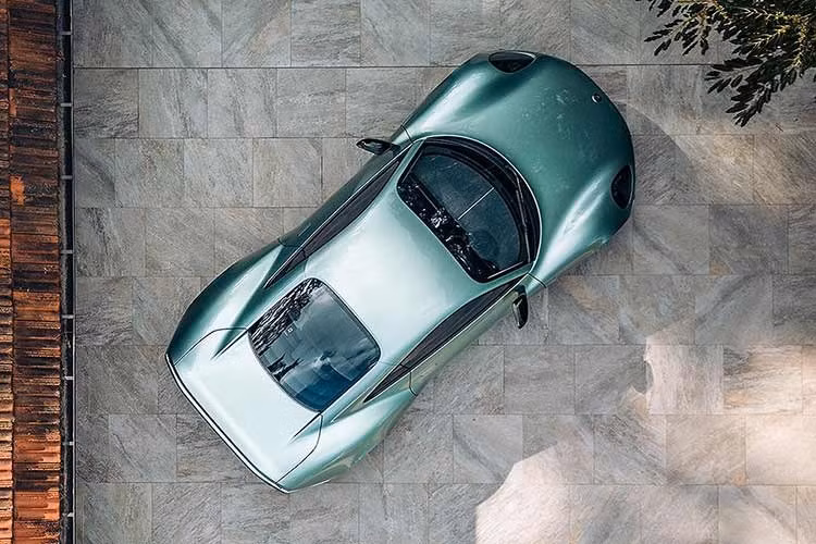 Trái tim của xe là mô-tơ điện Yamaha e-axle công suất 200 kW, dẫn động cầu sau. Tổng công suất đạt 268 mã lực, trong khi trọng lượng xe chỉ 1.225 kg. Nhờ đó, Project V tăng tốc 0-96 km/h trong 4,5 giây, tốc độ tối đa 230 km/h. Caterham cố tình giữ cấu hình một mô-tơ RWD để bảo toàn cảm giác lái thuần chất thay vì phô trương công nghệ.