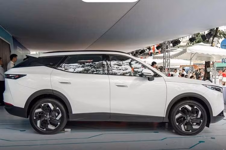 Giá bán Omoda C7 2026 dự kiến được đưa ra ở mức 839 triệu đồng cho phiên bản Flagship (động cơ xăng) và 939 triệu đồng cho phiên bản PHEV Flagship. Cả hai biến thể đều có 4 lựa chọn màu sắc ngoại thất và dự kiến bắt đầu bàn giao tới tay người dùng từ tháng 5 đến tháng 7/2026.