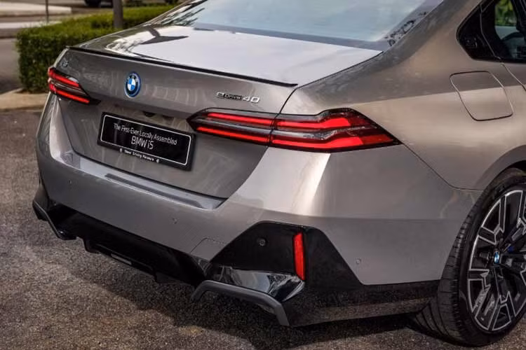 Điểm gây bất ngờ nhất trên phiên bản 2026 chính là phạm vi hoạt động (WLTP) đã được nâng từ 582 km lên tới 627 km. Sự cải thiện này đến từ việc nâng cấp bộ chuyển đổi silicon carbide cùng hệ thống quản lý nhiệt thông minh mới, giúp tối ưu hóa hiệu suất pin trong mọi điều kiện khí hậu.