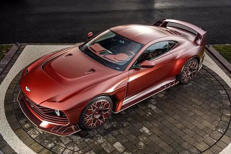 Bạn không thể chỉ đơn giản bước vào một đại lý Aston Martin và đặt mua một chiếc Valiant. Khách hàng đặt mua Valiant cần có sự cho phép của nhà sản xuất ô tô để mua một trong 38 chiếc xe đặc biệt "có cánh" được bán ra. Tuy nhiên, điều đó không còn quan trọng nữa. Tất cả 38 chiếc xe dự kiến ​​ra mắt đều đã được đặt mua từ lâu trước khi chính thức công bố.