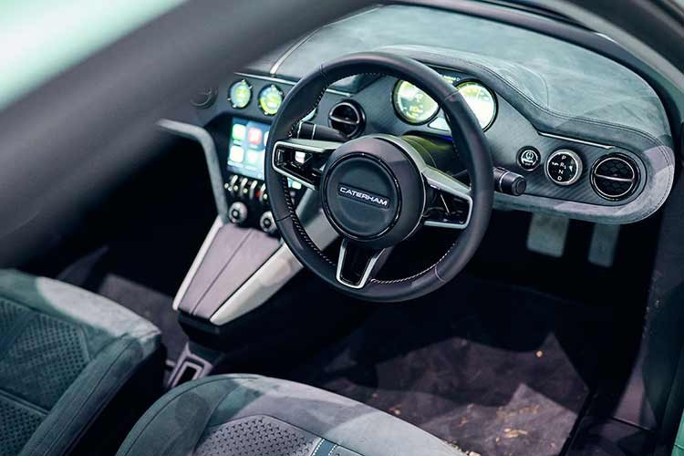 Khoang nội thất của Project V tiếp tục trung thành với tinh thần tối giản. Bảng táp-lô phẳng, đồng hồ truyền thống và các nút bấm vật lý gợi nhớ xe thể thao cổ điển. Tiện nghi hiện đại chỉ xuất hiện ở mức cần thiết, như camera lùi và hỗ trợ Apple CarPlay hoặc Android Auto.