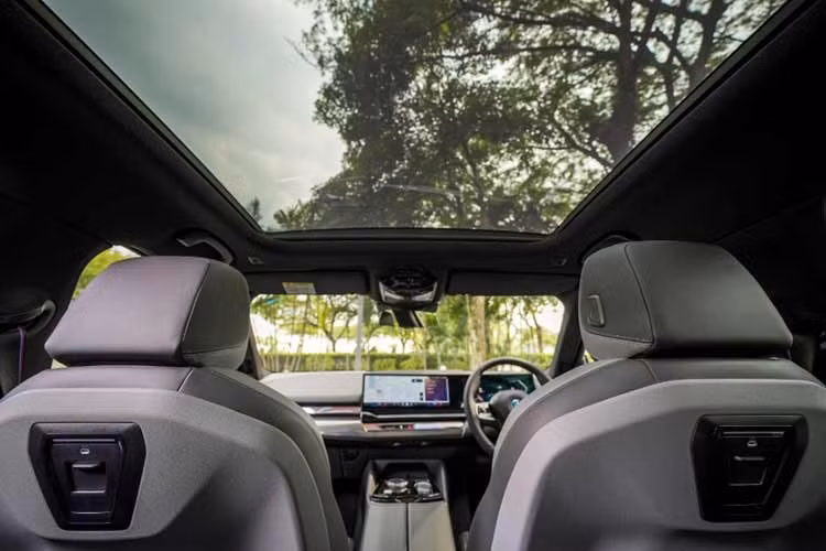 Camera trong xe có thể xem từ xa qua ứng dụng My BMW, hệ thống âm thanh Bowers &amp; Wilkins 17 loa công suất 655 W cùng hiệu ứng âm thanh IconicSounds Electric do Hans Zimmer thiết kế.