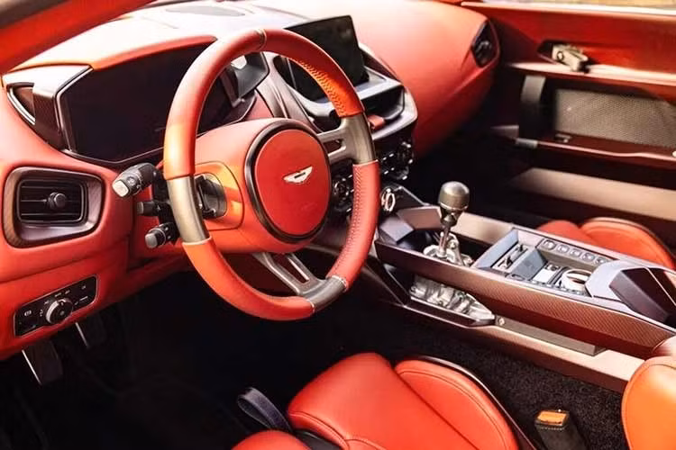 Chiếc siêu xe đắt đỏ nhưng vẫn được phép lưu thông trên đường này được mua năm ngoái, và giờ chủ sở hữu rõ ràng đang muốn bán để kiếm lời. Xét đến độ hiếm và tính độc quyền của Valiant, họ có mọi cơ hội để thu được lợi nhuận, hay trường hợp không tốt nhất cũng là thu hồi vốn.