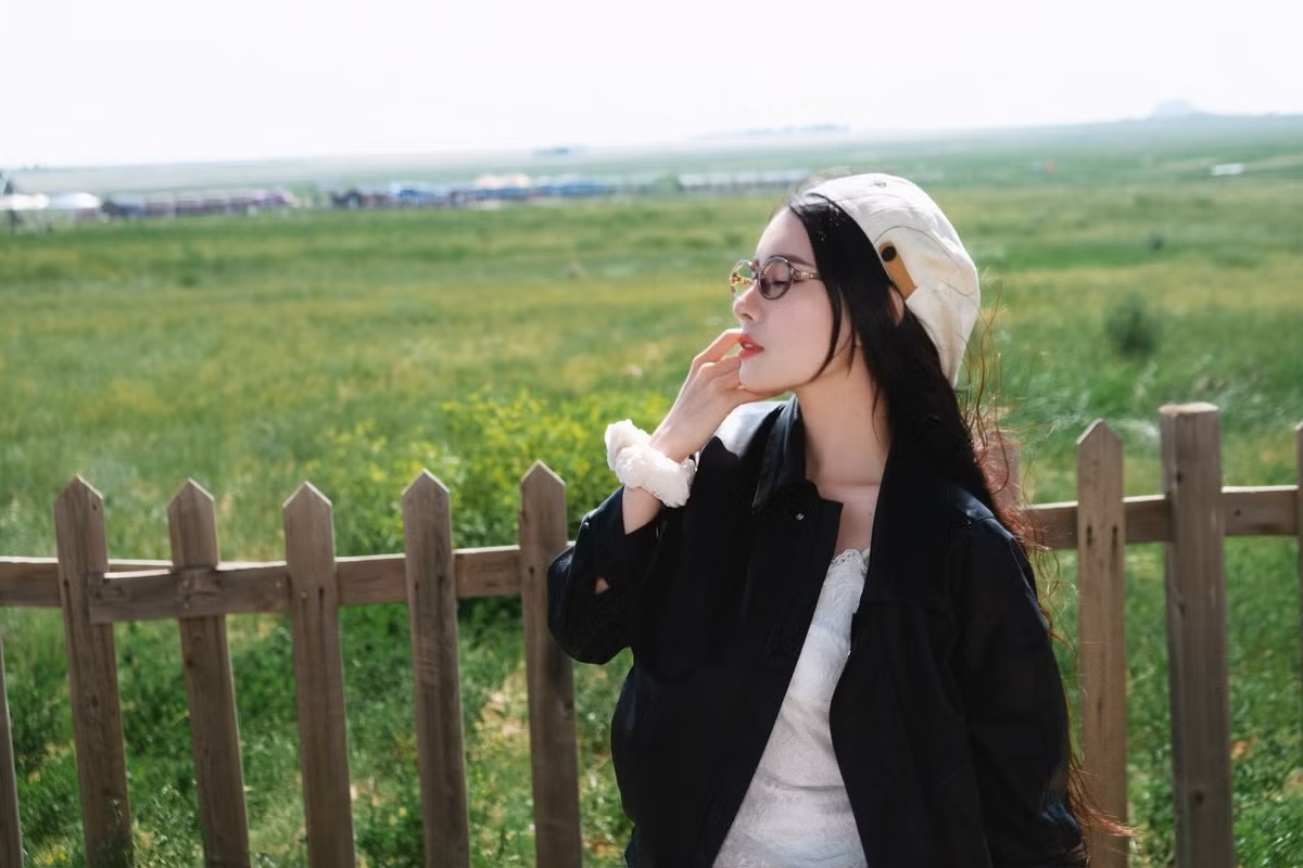 Trong đó, em gái cho biết từ trước đến nay, Bích Hạnh luôn được bố mẹ thương vì vất vả, tự lực. Cô bày tỏ sự bức xúc, cho rằng người viết "nói phải có chứng cứ rõ ràng".