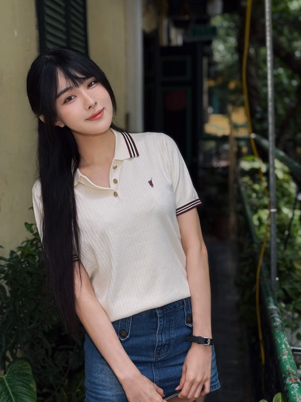 Giữa tháng 4, Bích Hạnh từng đăng ảnh chụp dòng bình luận nói về mình với nội dung tiêu cực như "dân chơi một thời", "suốt ngày ra vẻ bận rộn, thành đạt". Người này tự nhận là bạn học cũ của cô.