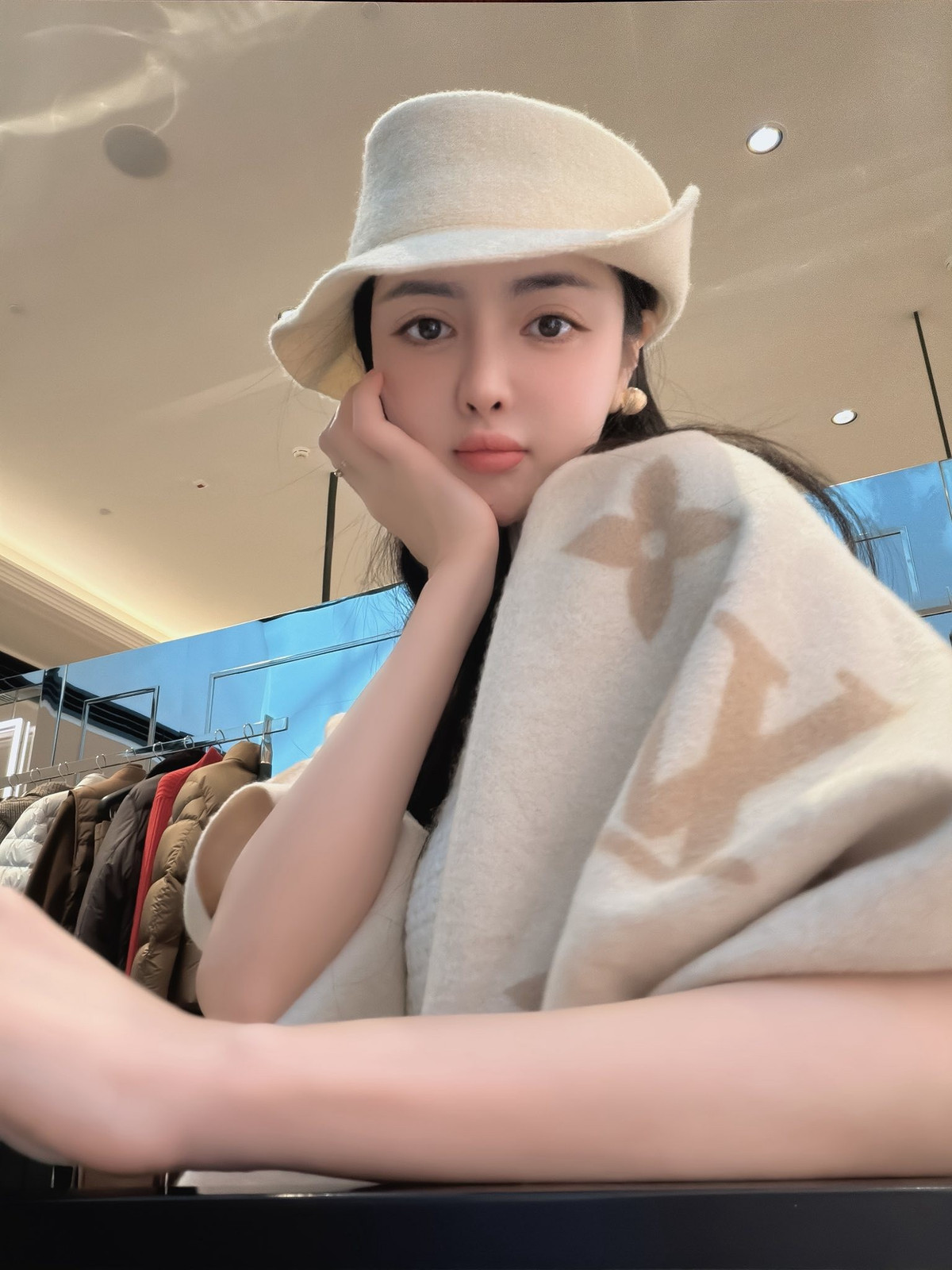 Được biết cô gái này là Phương Khánh Ly - một hot girl đang sống ở Dubai (thuộc Các Tiểu vương quốc Ả Rập Thống nhất - UAE).