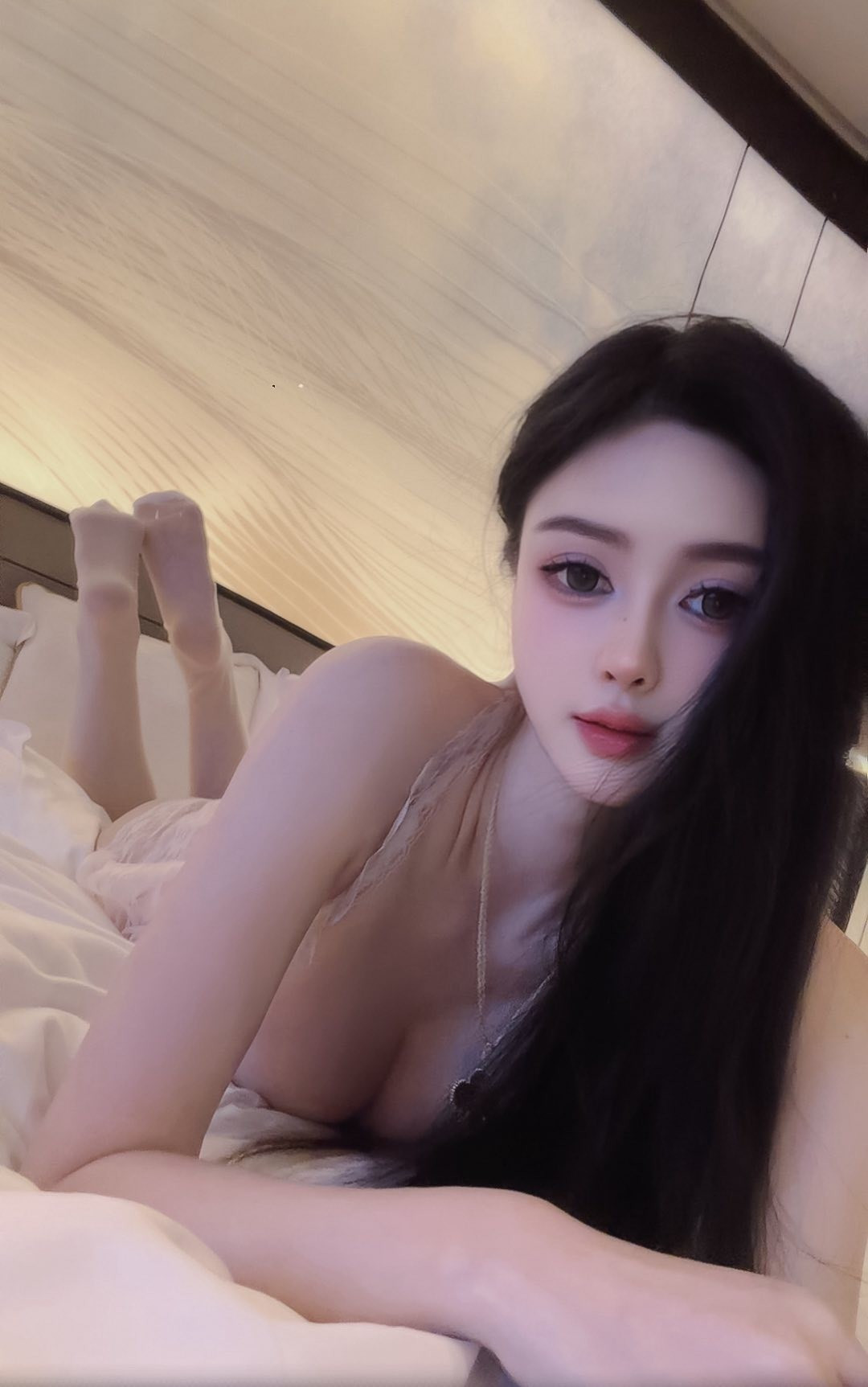 Trên các tài khoản MXH, Khánh Ly thường xuyên chia sẻ hình ảnh sang chảnh, đi du lịch nhiều nơi và sắm hàng hiệu.