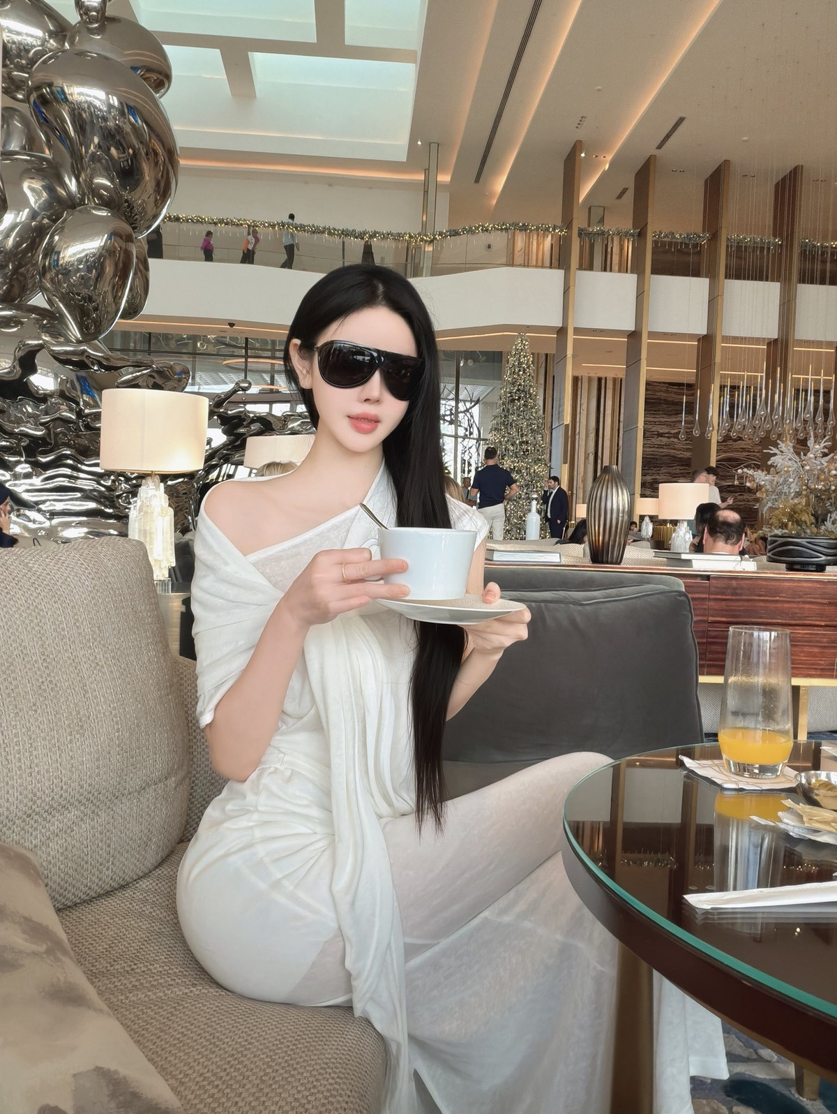 Trong trận đấu trước đó của U23 Việt Nam tại U23 Châu Á, Khánh Ly cũng có mặt trên sân để cổ vũ cho các cầu thủ.